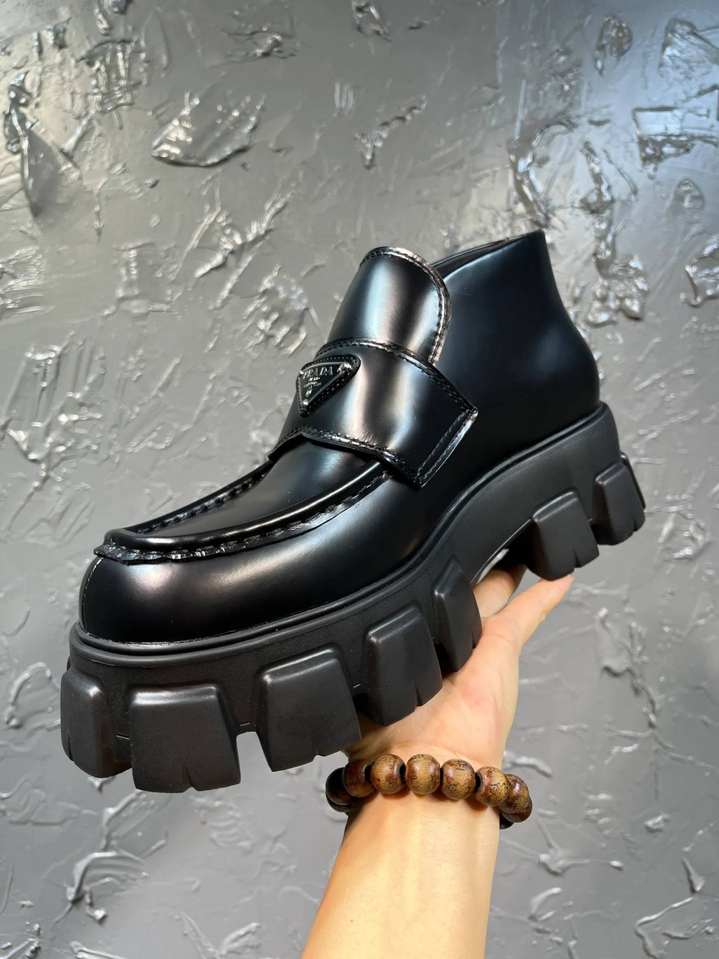 Men's clothing and shoes💰820💰 🔥🔥🔥3990 The latest prada Prada triangle enamel logo high-height lace-up shoes, the official website synchronizes the round toe and bold Lofte boots, using the original one-to-one development, the outsole one-to-one private molding, the fabric uses imported open edge beads, lining cowhide, foot pad cowhide, sole height 5cm, outsole original rubber foam sole, size 39-46